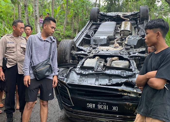 TERGULING : Kondisi mobil rombongan Rai Mantra yang terguling saat hendak melayat ke Bondalem, Buleleng, Rabu (17/1).