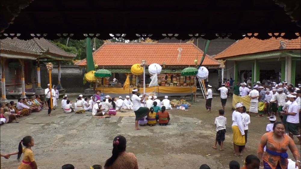 BARIS SUMBU: Pementasan tari Baris Sumbu saat upacara Neduh di Desa Adat Semanik, Desa Pelaga, Kecamatan Petang, Badung.