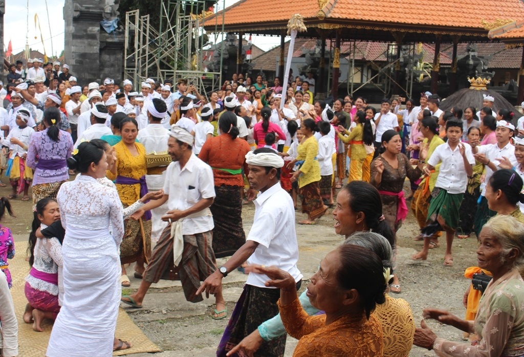BAGI BANTAL: Tari Baris Sumbu di Desa Adat Semanik ditarikan empat remaja. Para penari membagikan bantal dan ketupat kepada masyarakat.