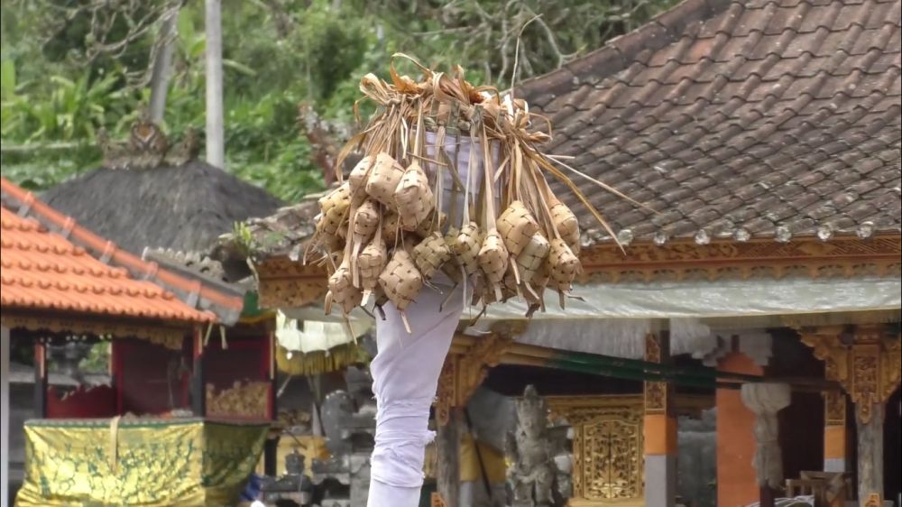 SARANA: Sesuai tradisi, tari Baris Sumbu di Desa Adat Semanik memakai sarana ketupat dan bantal yang memiliki makna tertentu dalam upacara Neduh.