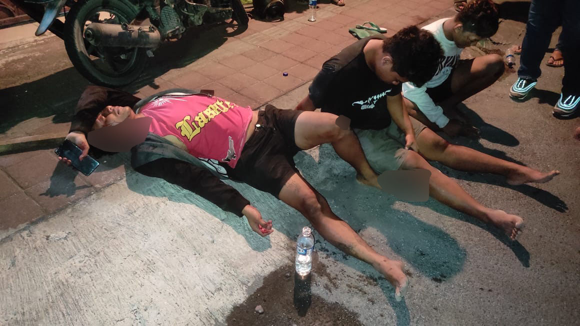 KORBAN GENG MOTOR DI BALI: Para korban pengeroyokan yang terluka diberi pertolongan pertama oleh petugas BPBD Kota Denpasar.