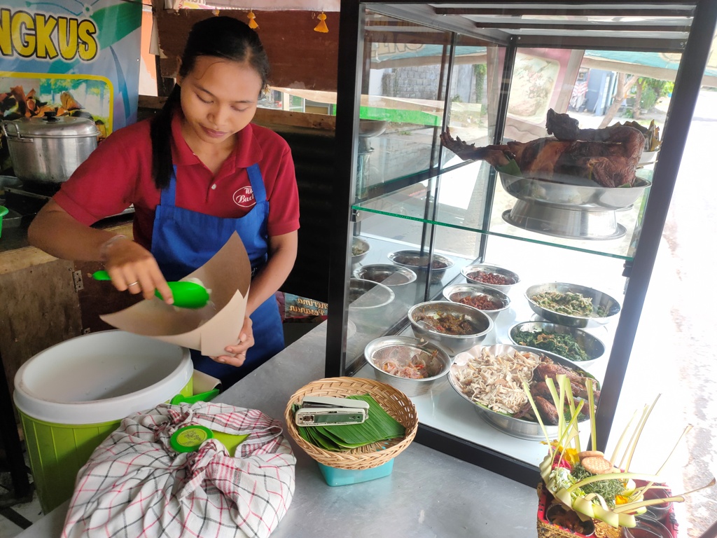 AYAM GULING - Sebagai destinasi kuliner di Bali Utara, kelezatan Nasi Ayam Guling Budi di Singaraja patut dicoba.