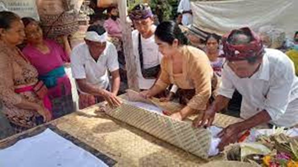 MATI: Secara sederhana, mati artinya sudah tidak bernapas lagi, kehilangan nyawa, atau berhentinya kerja jantung. Namun menurut agama Hindu berbeda.