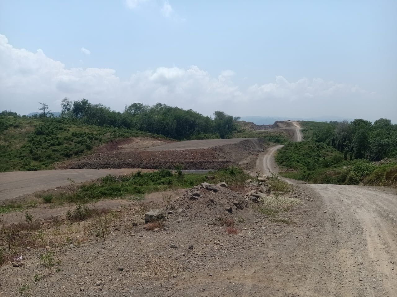 Kondisi penataan dan pemadatan lahan jalur tol Gilimanuk-Mengwi milik Perumda Bali di Kecamatan Pekutatan, Jembrana yang terhenti sejak awal tahun 2023 hingga saat ini.