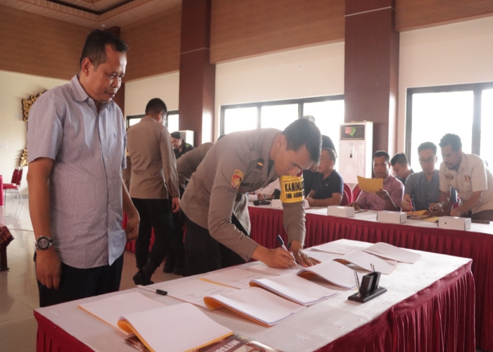 PERAWATAN : Penandatanganan kerjasama harwat kendaraan dinas Polres Klungkung dengan sejumlah dealer, Rabu (17/1).