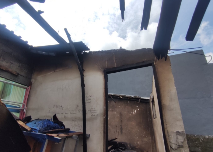 TERBAKAR : Proses pemadaman api di gudang penyimpanan barang bekas di Desa Abiantuwung Kediri, Tabanan.
