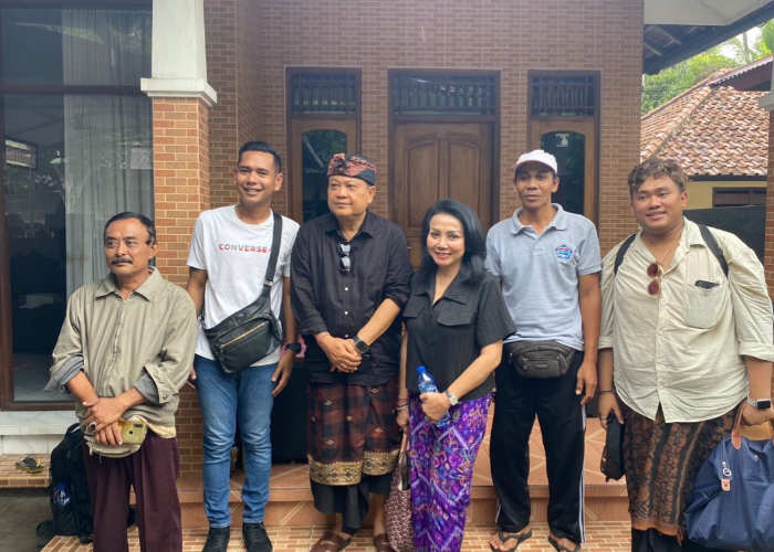 MUSIBAH : Ida Bagus Rai Dharmawijaya Mantra beserta istri Ida Ayu Selly Fajarini usai mengalami musibah kecelakaan Dusun Abasan, Desa Penuktukan, Tejakula, Rabu kemarin.