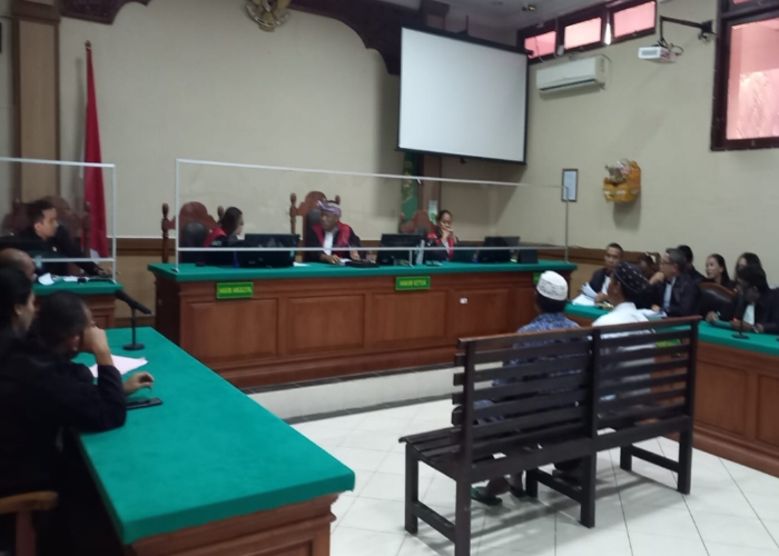 PERDANA : Sidang perdana kasus nyepi di Desa Sumberklampok, Kecamatan Gerokgak, Buleleng