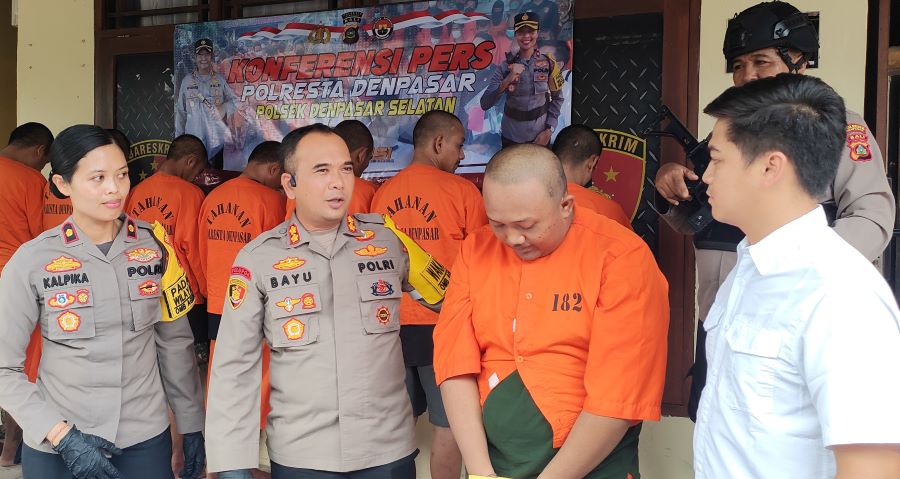 Eks karyawan bank BUMN di Bali Bagus Indra hanya bisa menunduk lesu saat kasusnya dibeberkan di Mapolsek Denpasar Selatan, Kamis, 18 Januari 2024.