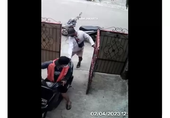 Viral di media sosial dua orang maling yang mencoba mencuri kendaraan bermotor di sebuah rumah dan terekam CCTV. (X @kegblgnunfaedh)