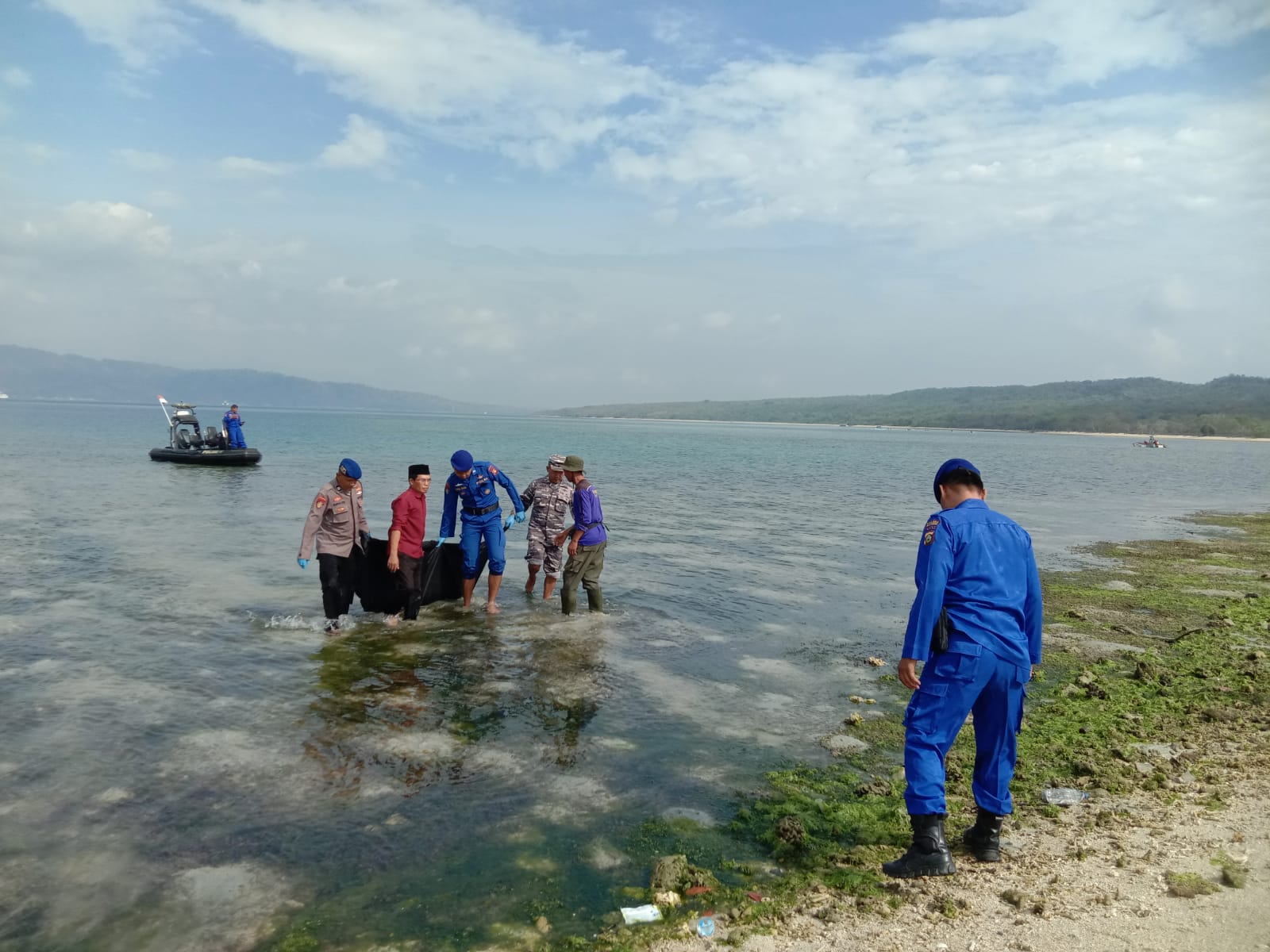 EVAKUASI: Proses evakuasi mayat perempuan yang ditemukan di Perairan Prapat Agung, Taman Nasional Bali Barat.