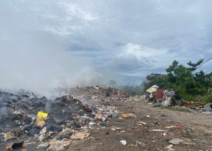 TERBAKAR LAGI : Proses pemadaman api yang dilakukan petugas dan warga di TPS Jungutbatu, Kamis (18/1).