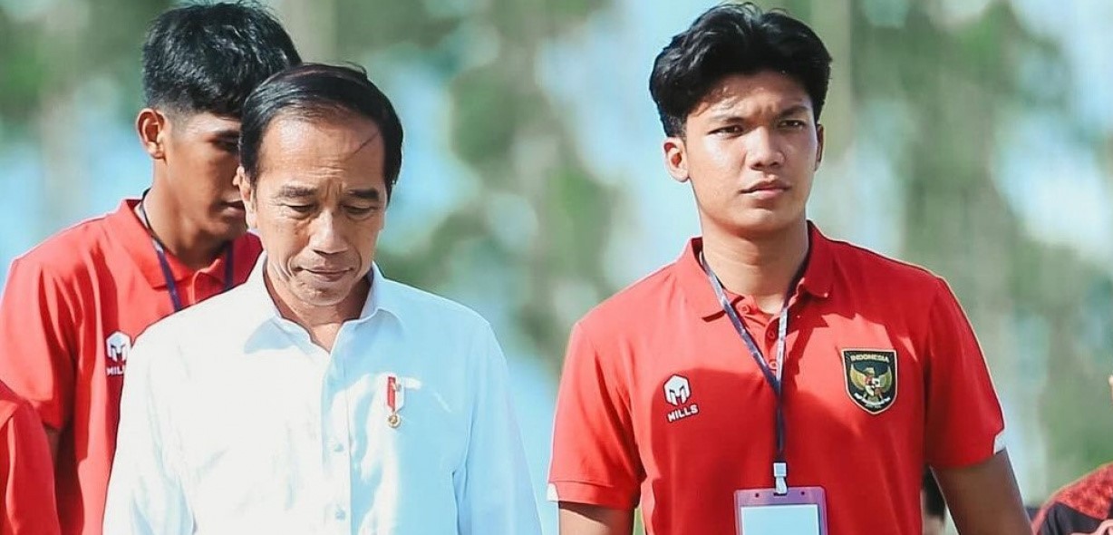 Pemain Bali United Kadek Arel Priyatna selaku wakil timnas Indonesia U-20 berkesempatan mendampingi presiden Joko Widodo saat peninjauan Training Center PSSI di IKN, Rabu, 17 Januari 2024.
