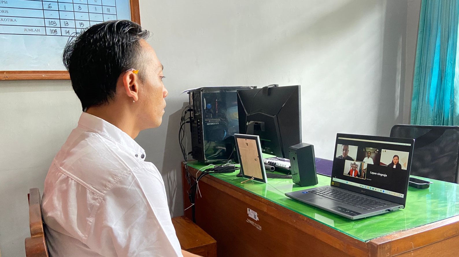Terdakwa korupsi APBDes Temukus Made Ediana Gandhi menjalani sidang secara online, Kamis, 18 Januari 2024.