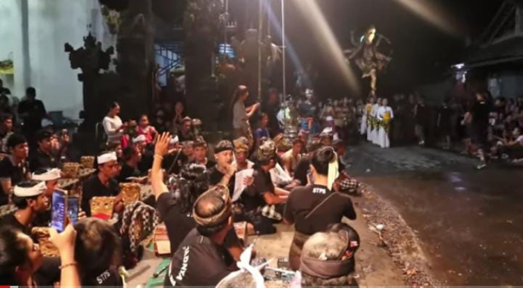 Ary Kakul jadi Dalang ogoh-ogoh Banjar Mas Bedulu Gianyar
