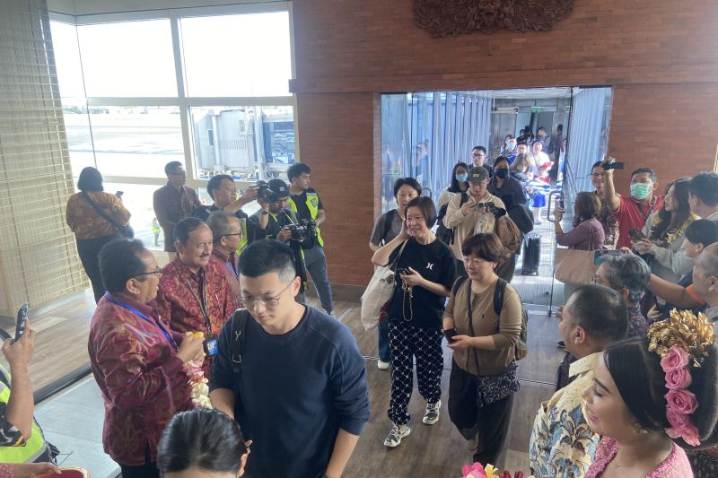 Jajaran Kemenparekraf dan Pemprov Bali saat menyambut kedatangan penumpang perdana Juneyao Airlines di Bandara I Gusti Ngurah Rai, Bali, Badung, Sabtu (20/1/2024). ANTARA/Ni Putu Putri Muliantari