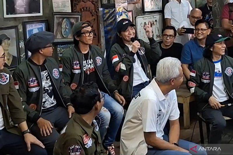 Abdee Slank (ketiga dari kiri atas) berikan keterangan di tengah deklarasi dukungan Slank kepada pasangan Ganjar-Mahfud di Potlot Studio, Jakarta Selatan, Sabtu, 20 Januari 2024.