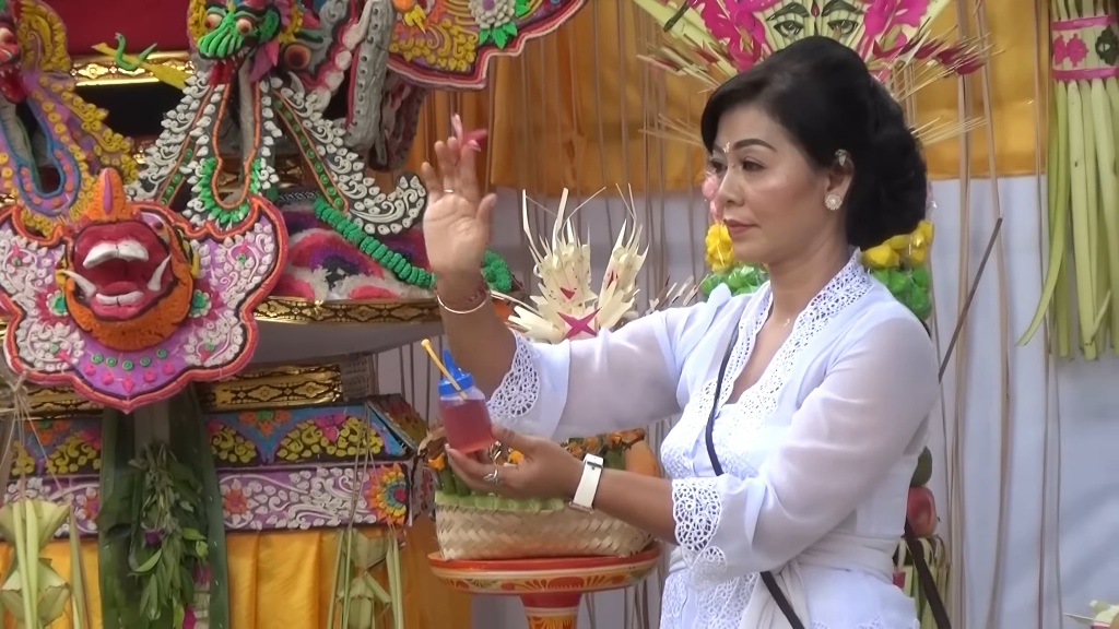 SEJARAH: Penggunaan tuak, arak dan brem dalam ritual agama Hindu di Bali melalui sejarah panjang yang ada kaitannya dengan Tibet dan Mongolia.