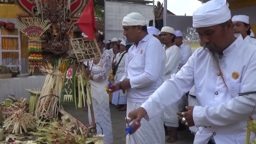 KEPERCAYAAN: Produksi arak di Desa Merita tak terlepas dari kepercayaan terhadap Ida Bhatara Arak Api sebagai dewa palindung.