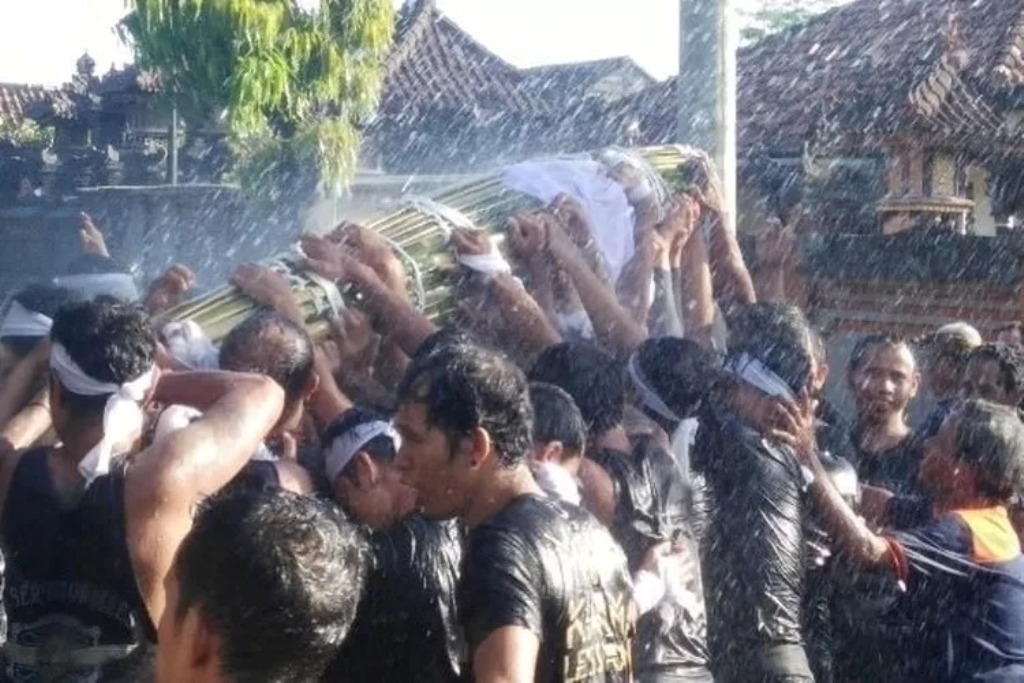 HITAM: Menjadi sebuah trend umat Hindu menggunakan pakaian hitam saat melayat atau pelaksanaan upacara ngaben. Simak penjelasan Kitab Bhagavadgita, II.11 dan 27.