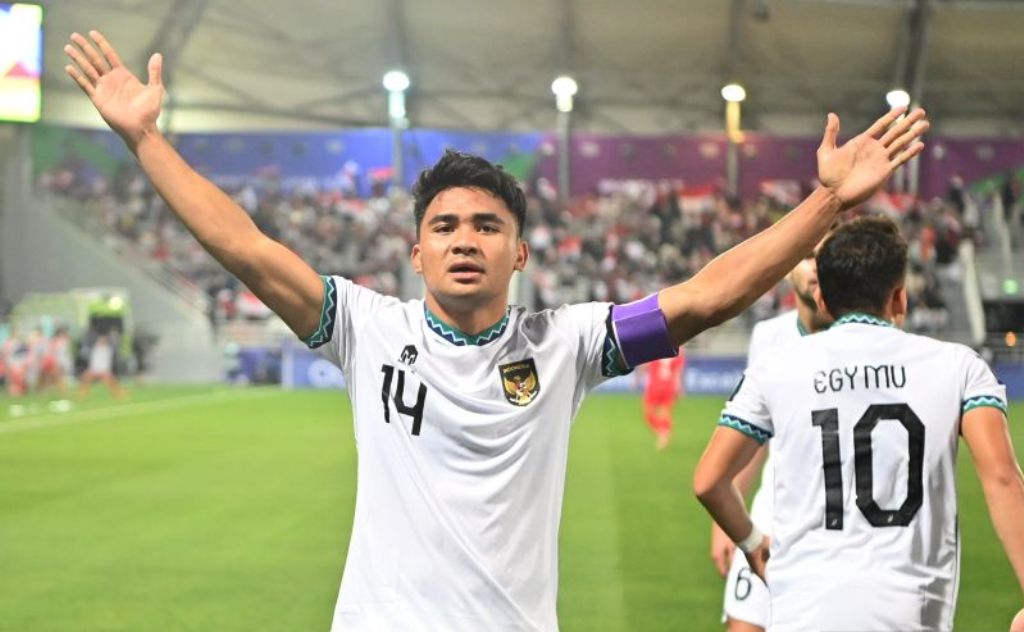 Pesepak bola Timnas Indonesia Asnawi Mangkualam berselebrasi usai mencetak gol ke gawang Vietnam pada laga kedua penyisihan grup D Piala Asia 2023 di Stadion Abdullah Bin Khalifah, Doha, Qatar, Jumat