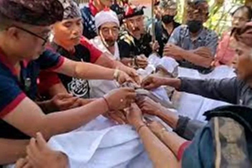 MAKINGSAN: Dalam tradisi upacara kematian umat Hindu di Bali dikenal istilah makingsan. Upacara ini memiliki makna tertentu seperti dijelaskan dalam buku karya I Gusti Ketut Widana.