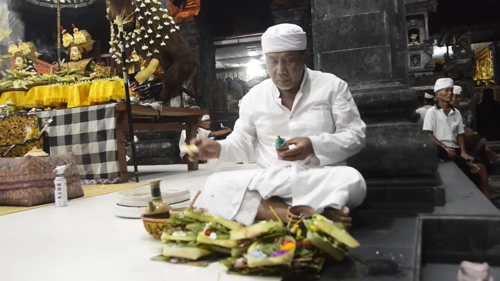SIMBOL: Tuak, arak dan brem kerap digunakan dalam ritual agama Hindu di Bali khususnya. Minuman keras ini memiliki makna tertentu.