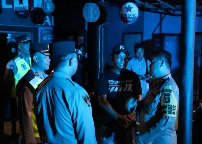 PATROLI : Polres Gianyar menggelar patroli malam minggu, Sabtu (20/1).