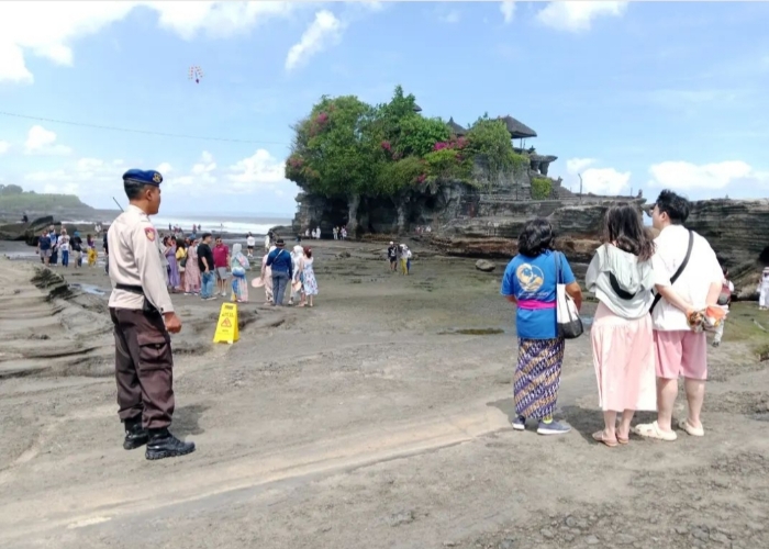 KUNJUNGAN : Suasana kunjungan wisatawan di DTW Tanah Lot, Kediri, Tabanan-Bali.