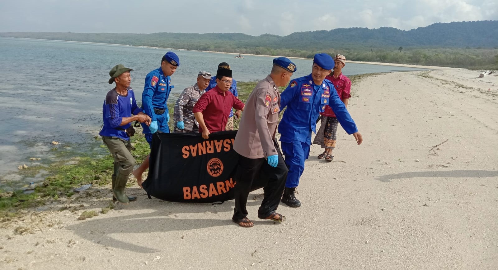 Evakuasi jasad Komsiatun di Teluk Prapat Agung, Desa Sumberklampok, Kecamatan Gerokgak, Buleleng,  Bali, Kamis, 18 Januari 2024.