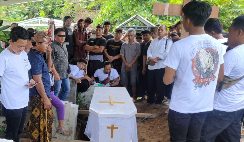 Prosesi pemakaman Adhi Putra Krismawan, korban pengeroyokan di Sempidi, Mengwi, Badung. Adhi dikebumikan di Taman Makam Umat Kristiani, Buleleng, Sabtu, 20 Januari 2024.