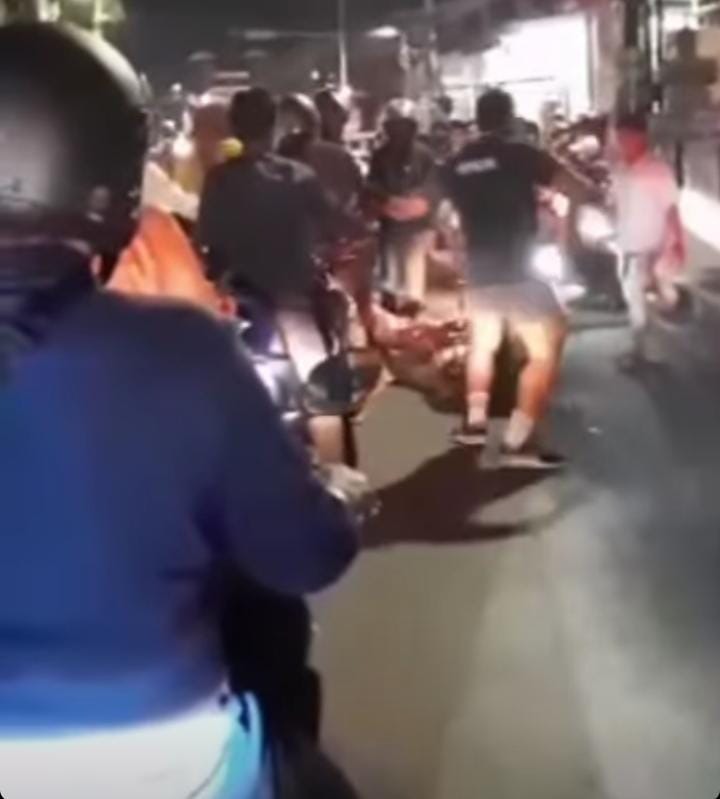 BAKU HANTAM: Potongan video baku hantam yang terjadi di traffic light Kerobokan Bali. Dua pemotor dihajar seorang laki-laki.