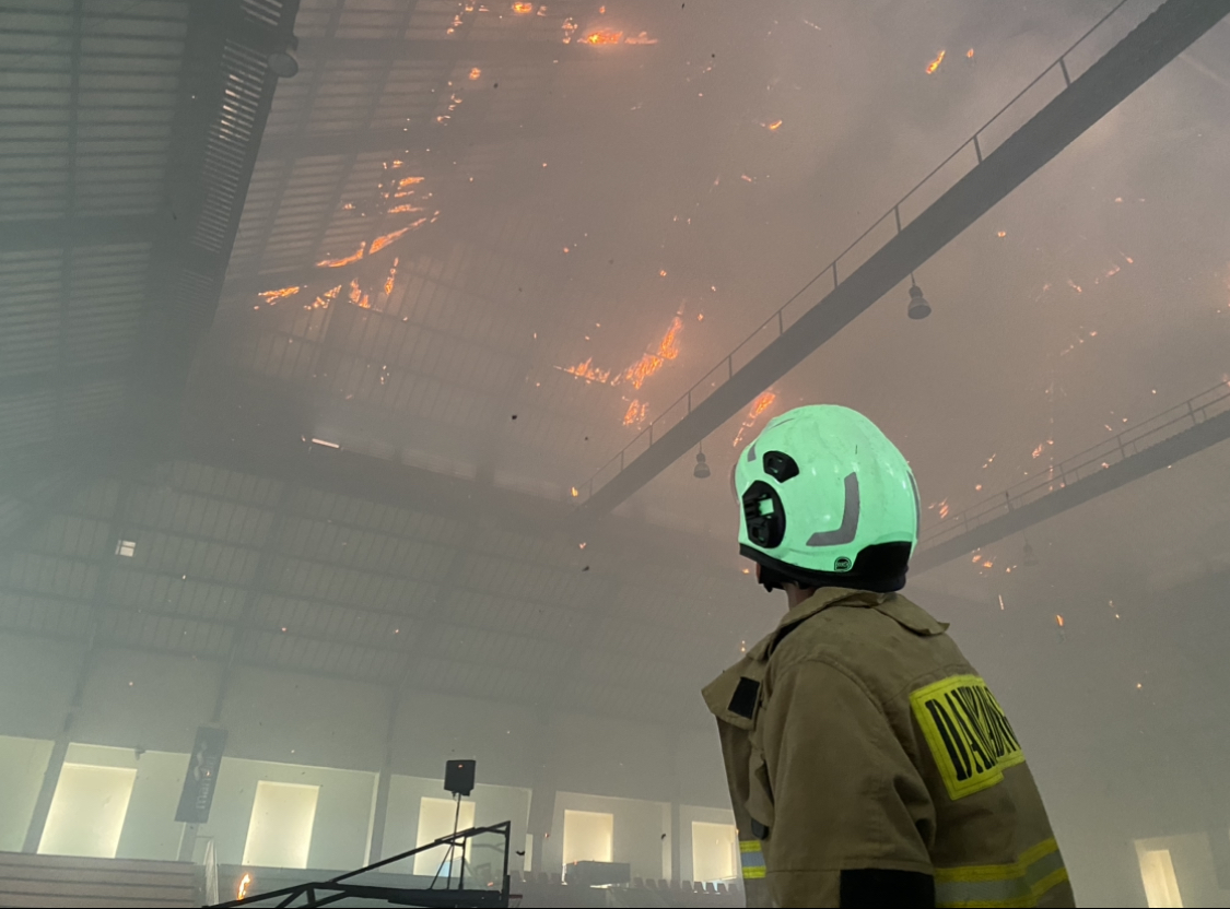 TERBAKAR: Petugas Damkar Badung saat melakukan pemadaman api di GOR Purna Krida, Rabu (24/1)