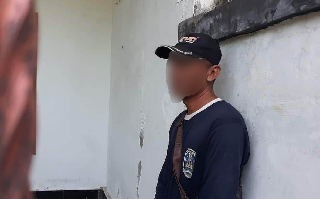 Penjual baskom yang sempat diamankan di Pelaku Polsek Sukawati,  Gianyar, Bali Senin (22/1).