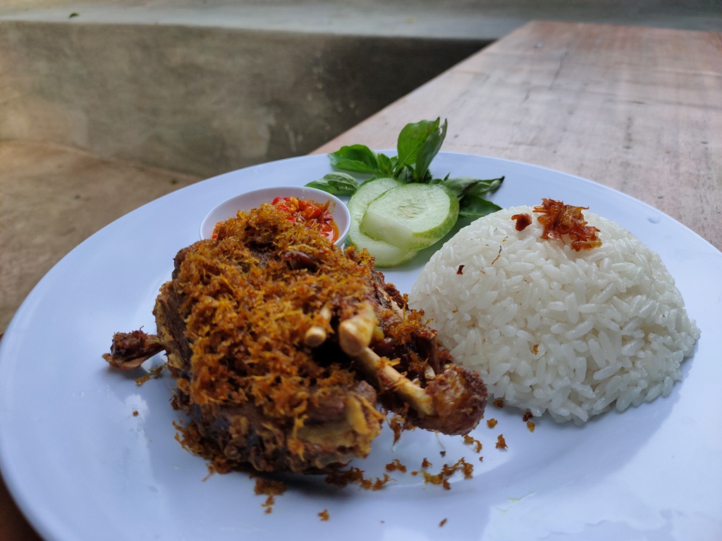 WARUNG BEBEK: Ayu Gayatri, penggagas menu bebek goreng di Warung Bebek Pesona Singaraja di Desa Bengkala, Kecamatan Kubutambahan, Buleleng.