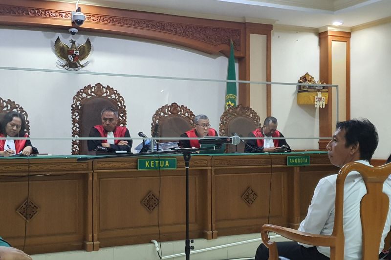 Terdakwa mantan Rektor Universitas Udayana Prof.  I Nyoman Gde Antara menjalani sidang tuntutan di Pengadilan Tindak Pidana Korupsi, Denpasar, Bali, Selasa, 23 Januari 2024.