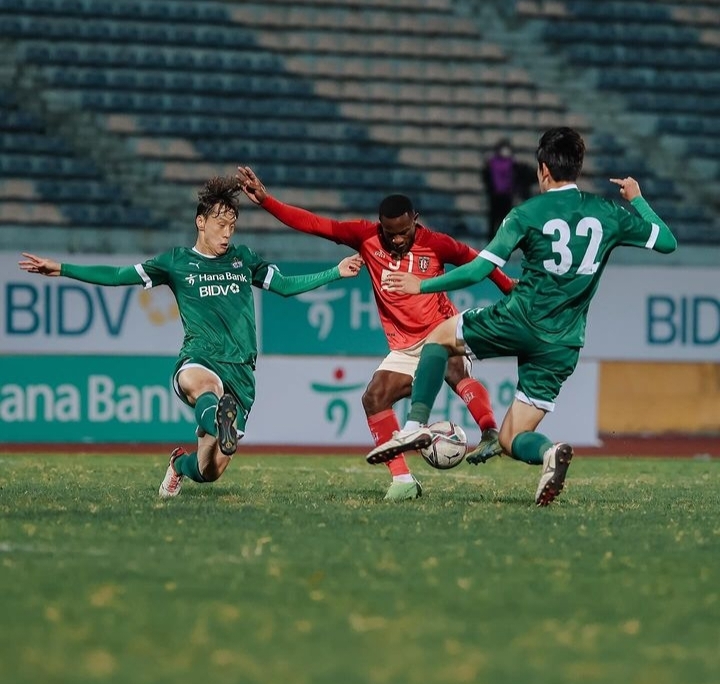 HADANG: Winger Bali United Privat Mbarga (nomor 37) mencoba melewati hadangan 2 pemain Daejon Hana Citizen di turnamen Hana Bank - BIDV Cup 2024, Selasa malam di Stadion Hang Day, Hanoi.