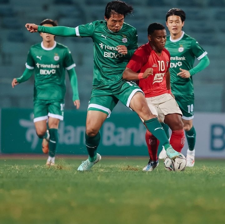 DIPEPET: Gelandang Bali United Eber Bessa (nomor 10) dipepet pemain Daejon Hana Citizen dalam laga turnamen Hana Bank - BIDV Cup 2024 di Stadion Hang Day, Hanoi, Selasa 23 Januari 2024 malam.