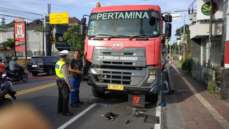HANCUR: Bagian depan sebelah kanan Truk Tangki BBM yang ditabrak oleh Mr X tampak hancur.