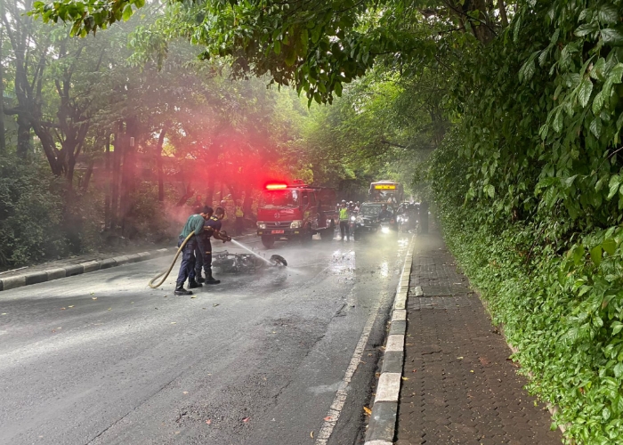 HANGUS: Yamaha Nmax yang dikendarai bocah SMP hangus terbakar di tengah jalan usai alami kecelakaan tunggal.