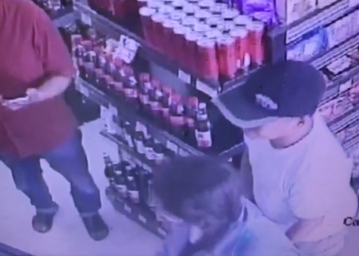 TEREKAM : Tangkapan layar rekaman CCTV terduga pelaku modus ganjal ATM.
