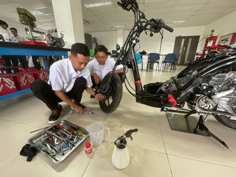 PERSIAPAN: Perwakilan Astra Motor Bali melakukan pemantapan dan pelatihan terkait keterampilan tehnik