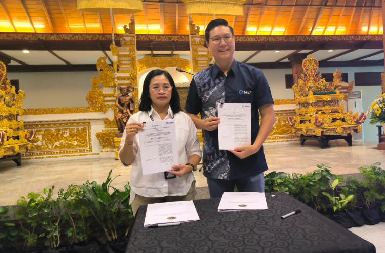 Kepala UPP Kelas II Nusa Penida Luh Putu Eka Suyasmin dan CEO PT Mitra Kasih Perkasa saat penandatanganan kerja sama penerapan tiket elektronik di Nusa Penida, Denpasar,