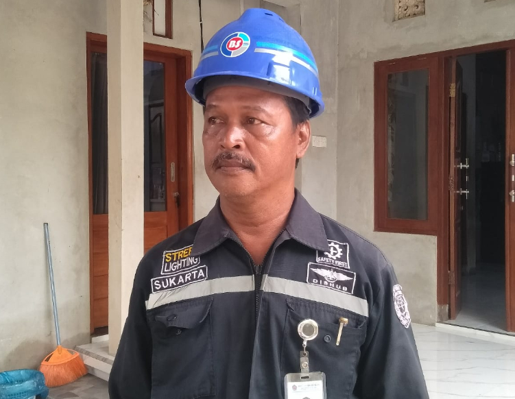 Sosok Wayan Sukarta, teknisi Lampu Penerangan Jalan Umum dari Dinas Perhubungan Kabupaten Buleleng