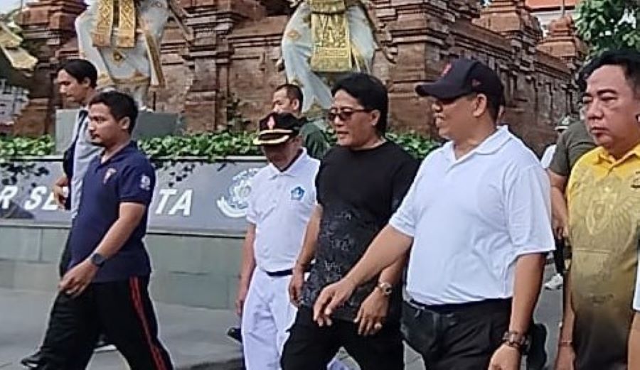 Penjabat Gubernur Bali Sang Made Mahendra Jaya (dua dari kanan) mengunjungi Pantai Kuta didampingi Bupati Badung I Nyoman Giri Prasta, Jumat, 26 Januari 2024.
