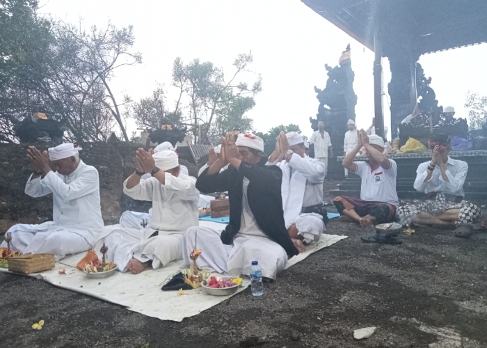 DOA BERSAMA: Pengempon Pura Luhur Surya Agung Puncak Bukit Mucung yang berasal dari berbagai wilayah melaksanakan doa bersama, pada Sabtu (27/1).