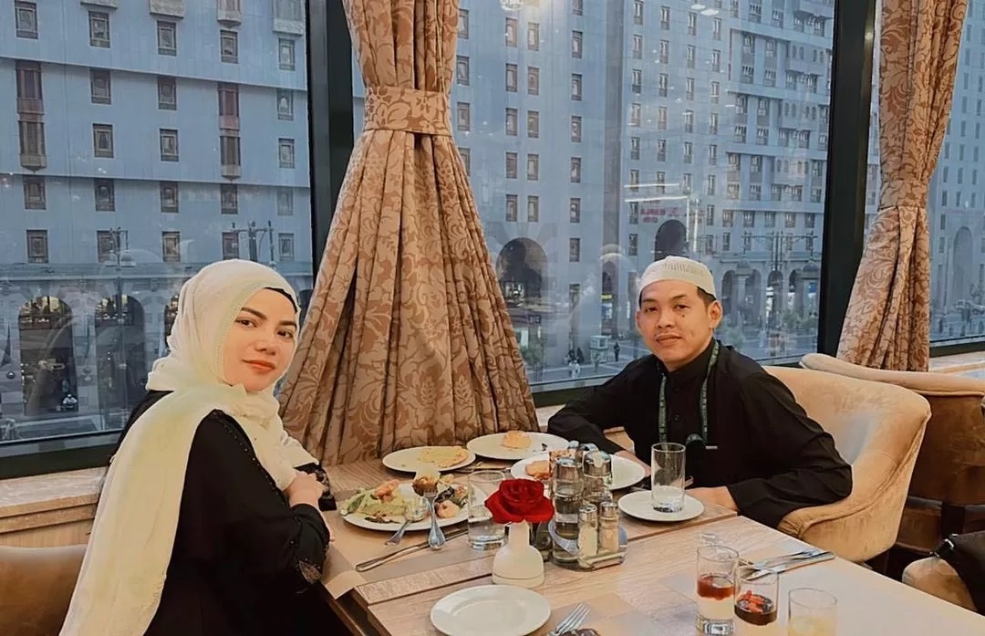 Dinar Candy bersama Ko Apex melaksanakan ibadah umrah bareng. (Instagram ko_apex)