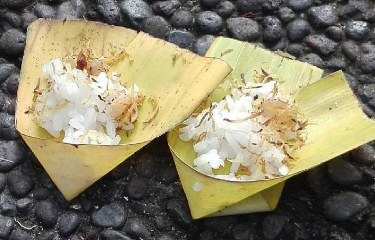 YADNYA SESA: Yadnya Sesa merupakan yadnya yang dilaksanakan oleh umat Hindu sehari-hari atau disebut dengan Nitya Karma, terdiri nasi, garam, lauk pauk dan air.
