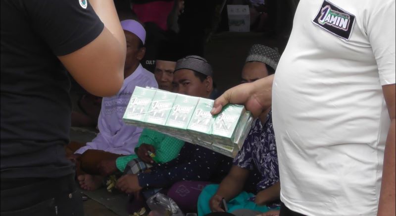Rokok bergambar AMIN yang beredar saat kampanye cawapres Muhaimin Iskandar (Cak Imin) di Desa Sumberkima, Kecamatan Gerokgak, Buleleng, Bali, Jumat, 26 Januari 2024.