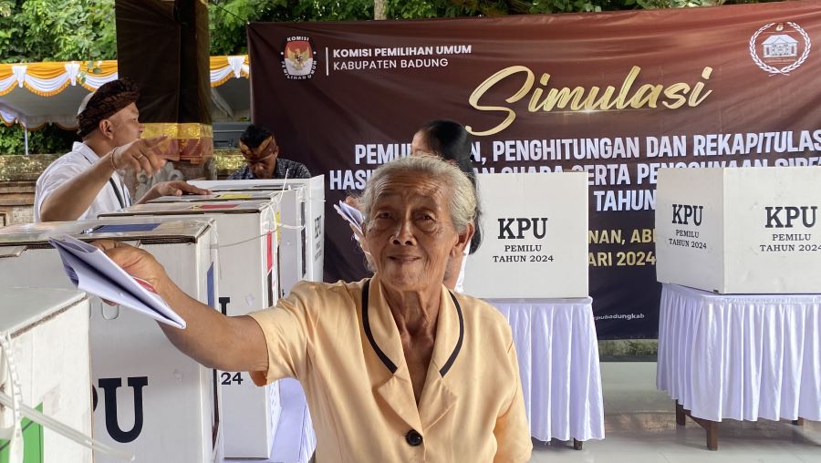 Simulasi pemilihan dan penghitungan suara Pemilu 2024 yang digelar KPU Badung di Banjar Badung Tengah, Desa Ayunan, Kecamatan Abiansemal, Badung, Bali, Minggu, 28 Januari 2024.